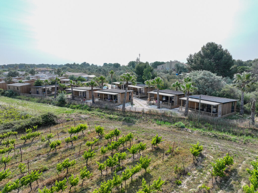 Camping Paradis Soleil d'Oc - Vue aérienne zone premium avec vue sur les vignes