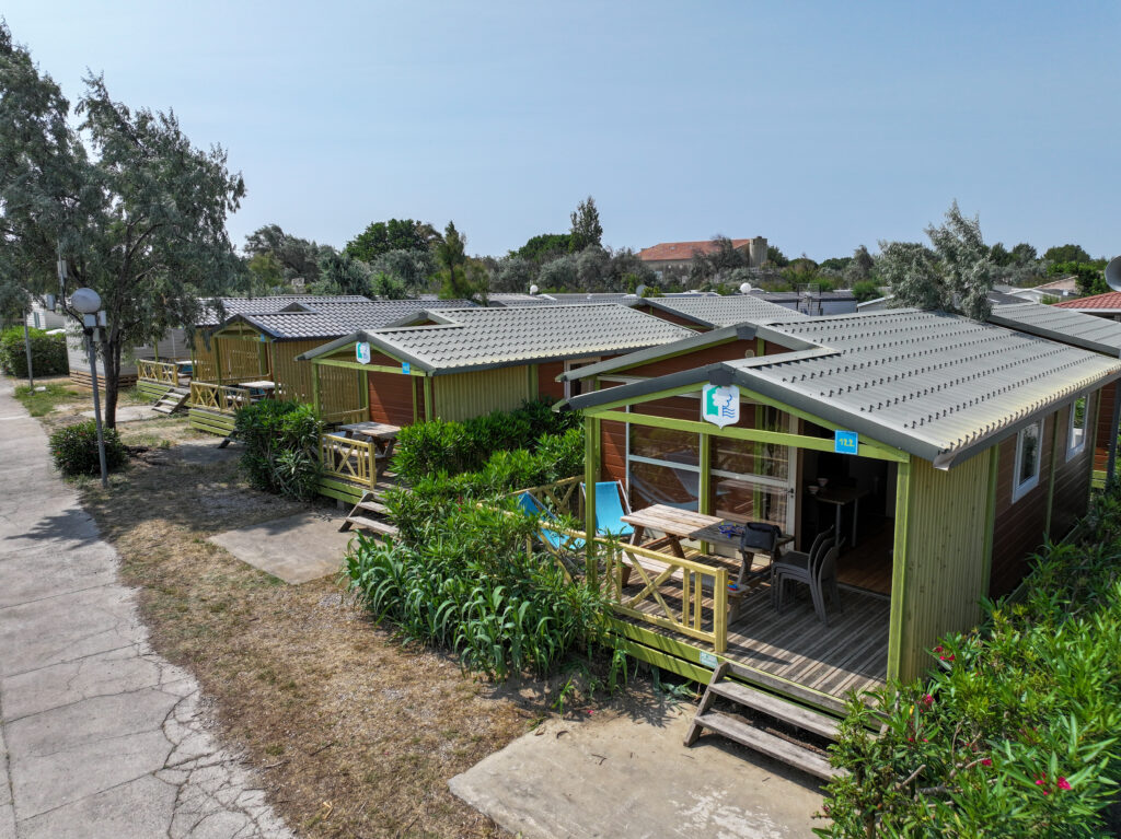 Camping Paradis Soleil d'Oc - Vue aérienne location avec terrasse et chilienne