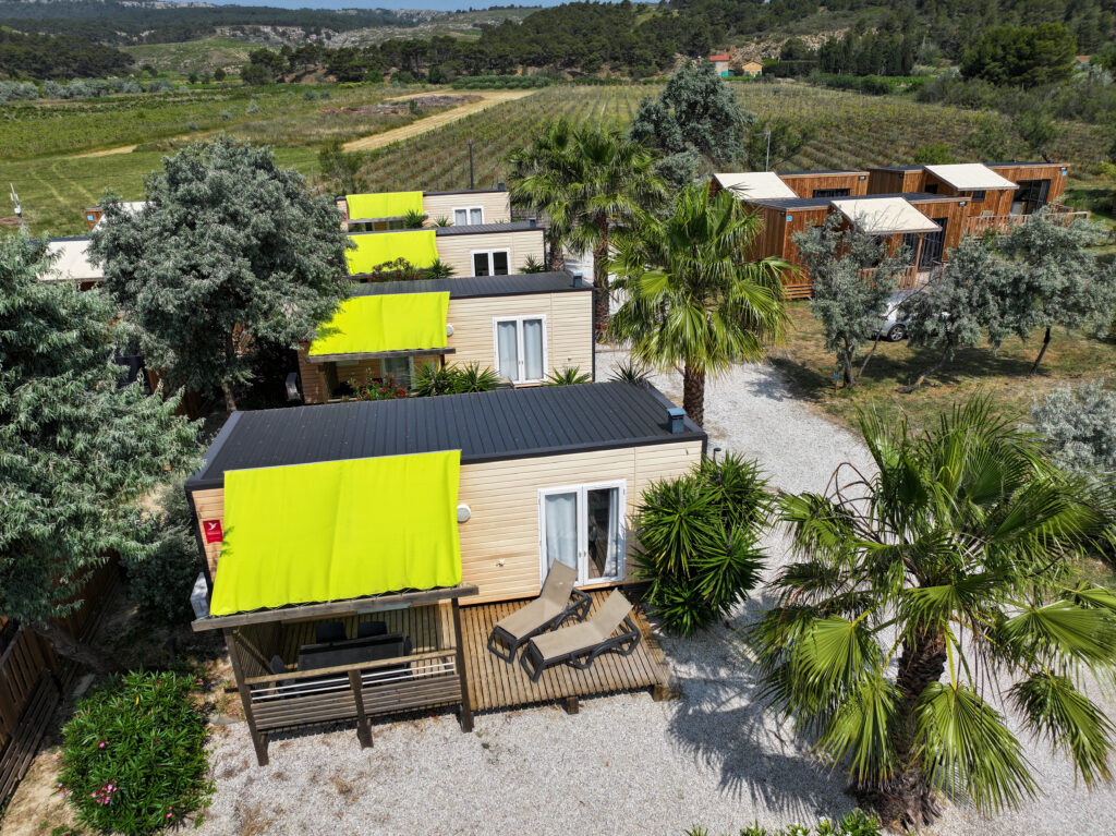 Camping Paradis Soleil d'Oc - Vue aérienne location avec terrasse et chaise longue